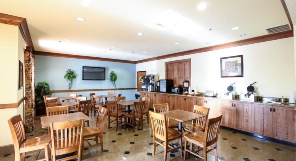 Mountain Inn & Suites Airport - Hendersonville Exterior photo