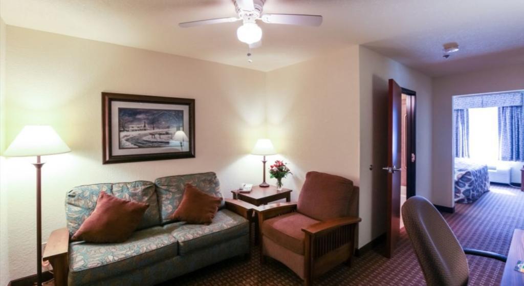 Mountain Inn & Suites Airport - Hendersonville Exterior photo