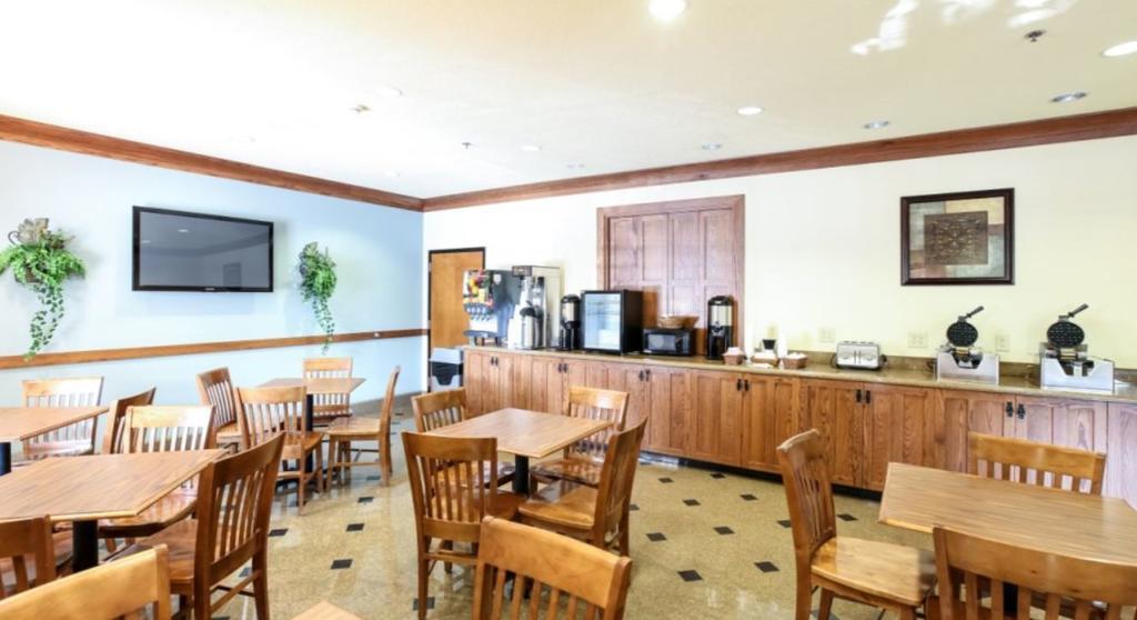Mountain Inn & Suites Airport - Hendersonville Exterior photo