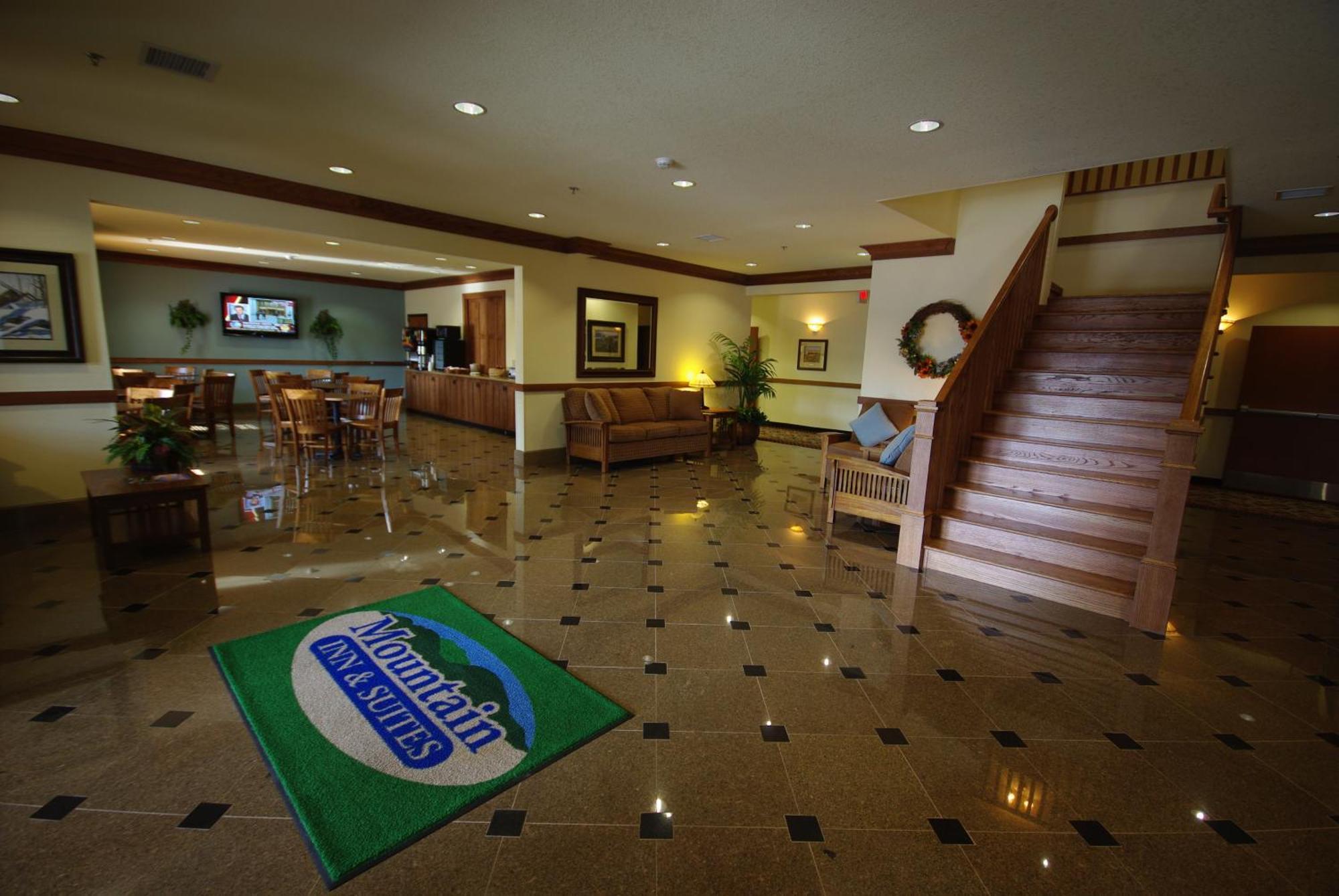 Mountain Inn & Suites Airport - Hendersonville Exterior photo