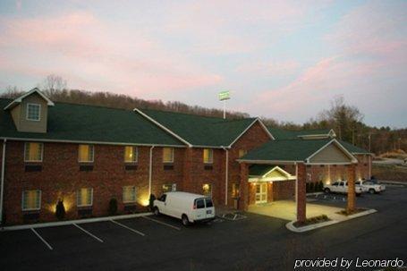 Mountain Inn & Suites Airport - Hendersonville Exterior photo