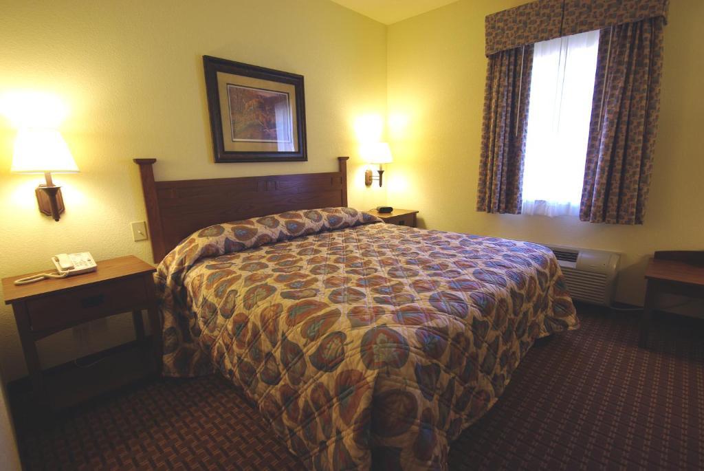 Mountain Inn & Suites Airport - Hendersonville Room photo
